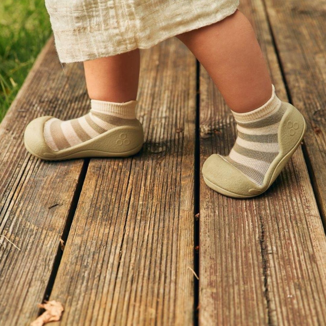 Attipas Stripe Olive obuća za prohodavanje